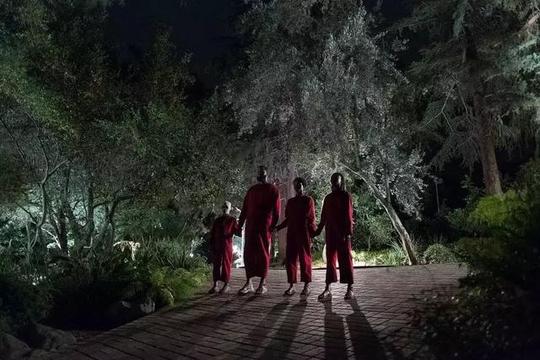 这部现代寓言作品，充满着一股让人欲罢不能的诡秘感