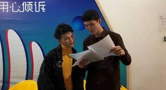 在学院副院长汤爱民教授的指导下,视唱课教师李林,录音课教师严若晨