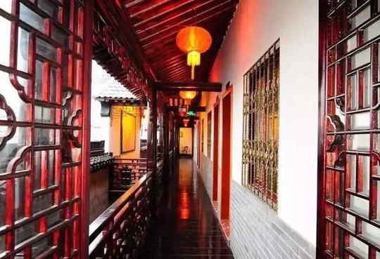 在大唐宾馆,悠悠的古墙搭配着现代化的设施,推开窗层层叠叠的老房让