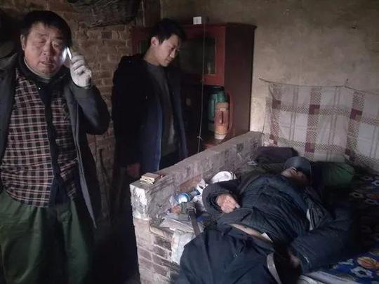 一煤气中毒的五保户老人被南乐县住建局员工救助