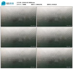 玻璃窗上的雨下雨水珠窗户雨滴雪花打在玻璃上融化4k视频素材
