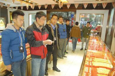 分,一名男子在自贡五星街一金店试戴金项链之时,假意付款而从外套