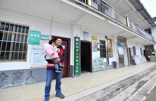 可爱的乡村--“奶爸”书记:带着女儿去扶贫