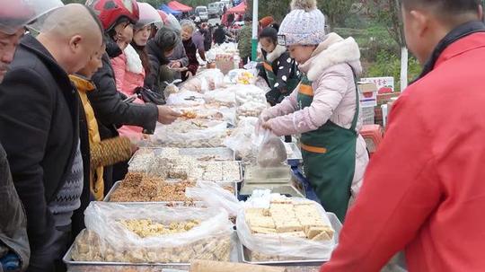 实拍湖南农村80后夫妻赶集卖特色美食，这生意不得了，日赚千元