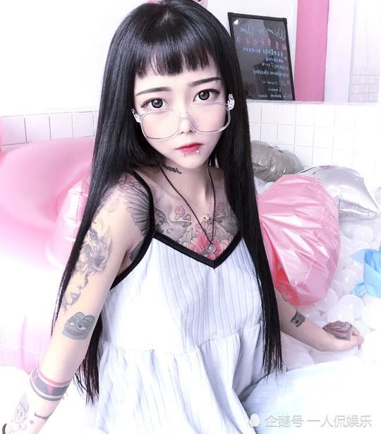 顾茜茜内衣头上戴,看到她拿爸爸的"宝贝"扎头发,网友