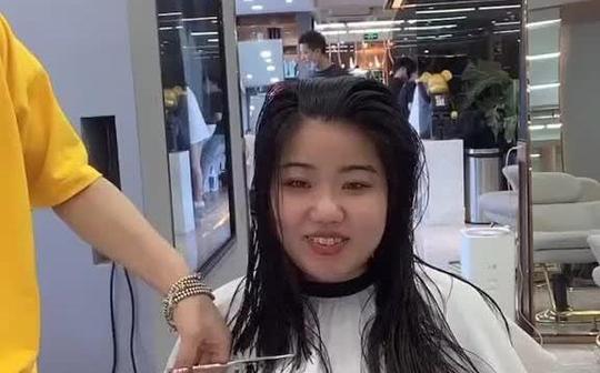 小姐姐为了剪刘海，剪短了刚留长的头发，你们觉得值得吗?