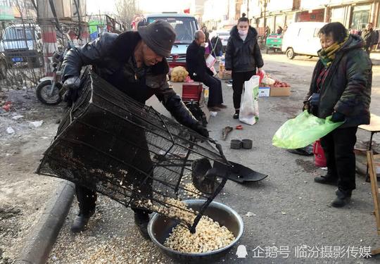 山西农村集市上辛苦的老爸老妈在严寒天努力赚钱
