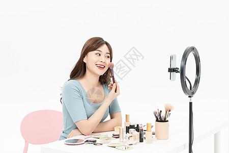 美妆主播直播化妆擦腮红图片下载
