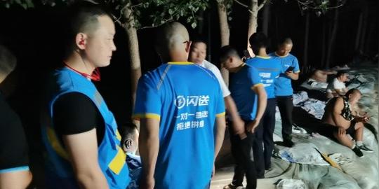 宿迁淮安闪送爱心救助队为河南灾区援助物资