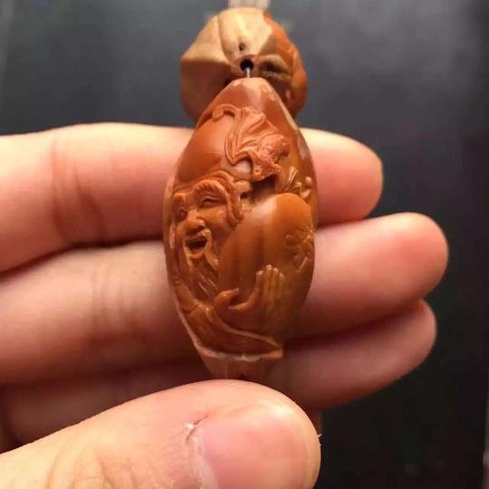 盘玩文玩靠手指在掌心不停旋转,手部最好的运动!