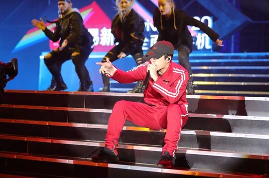 娱乐正文王嘉尔清唱vision明日之子用x20自拍作为vivo的"音乐先