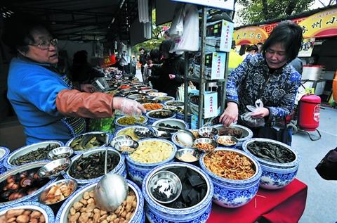 前几届,蚵仔煎的摊位生意总是格外火爆,因此今年决定增设一个台湾小吃