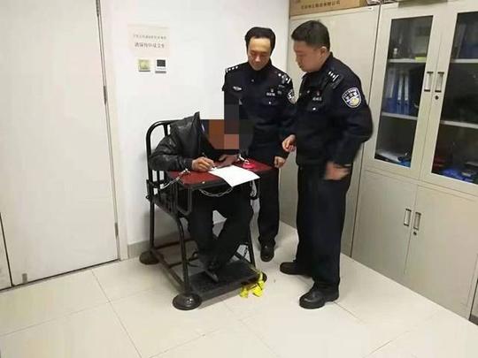 假冒警察行诈骗身穿警服进站被抓