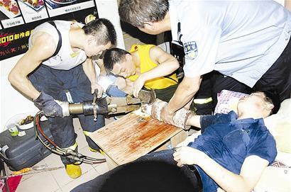 图文:捡手机手臂被卡下水道&lt;/strong&gt;
