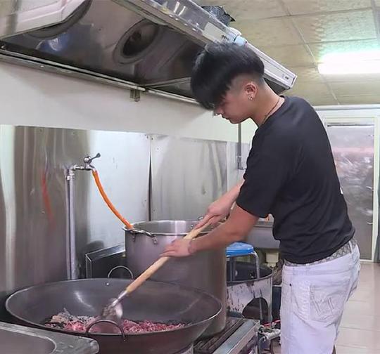 穷小伙创业开餐馆,20元一大碗羊肉盖饭,生意火爆