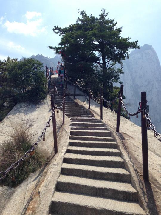 不过华山到处都有都用来拍照赚钱的那里会有人给你拍照教你拿剑