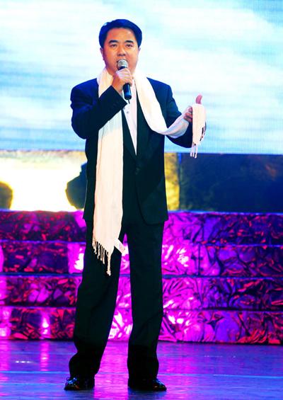 晚会:河北电视台主持人白岚演唱歌曲《向往神鹰》