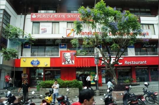 尼泊尔也有"开封菜"kfc,当地人说是刚刚开了1年,生意不太好