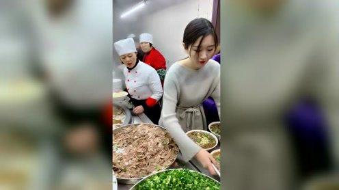 妹子帮老妈做生意，老妈看见后生气了，这是想要她老妈的命!