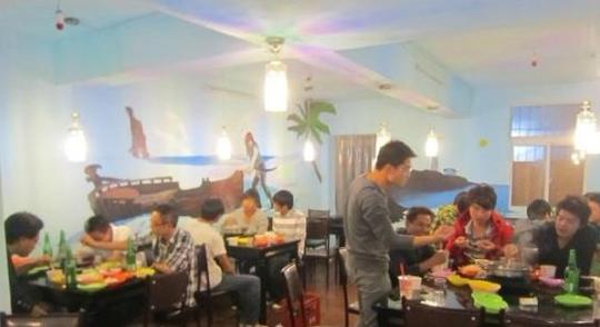 贫困大学生开火锅店月赚万余元