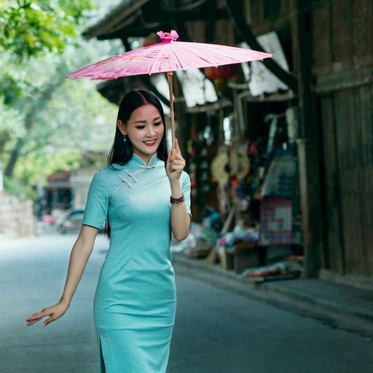 【美人旗袍素材篇】在乡下古镇里的农村美丽女孩民族旗袍美!