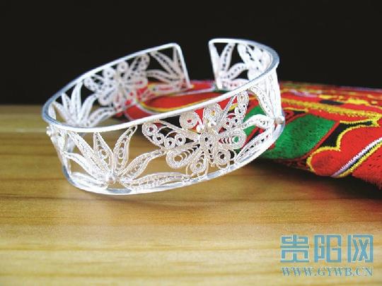 悉,这家名叫"吉玉鸟银饰刺绣"的企业是大学生王建明自主创业的品