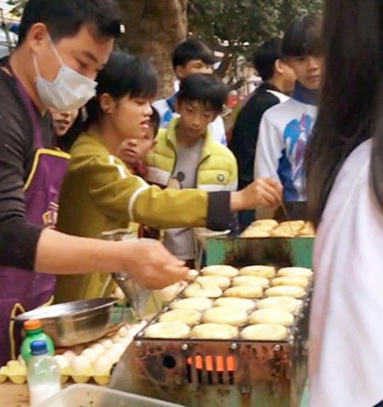 夫妻在学校附近卖"假汉堡包",生意特别火爆,不到一年