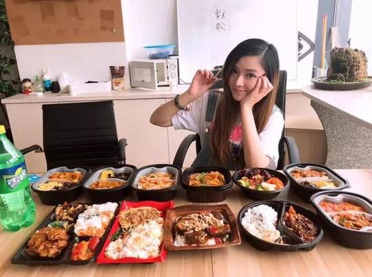 杭州漂亮女白领每月花15000元点外卖体重只有94斤