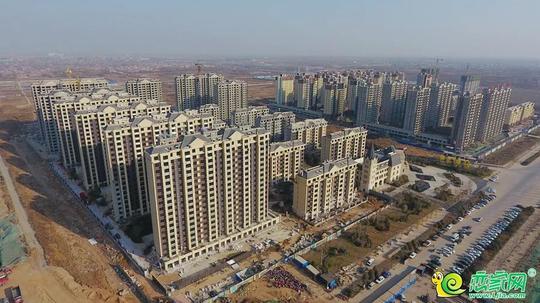 房产正文春华秋实航拍实景图现在售楼部已盖起,周边土地已平整完成