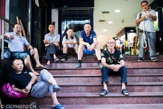 重庆街头76岁最老棒棒用肩膀撑起一个家