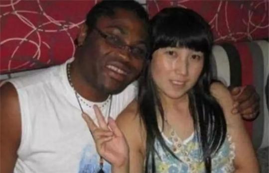 姐妹花同嫁一非洲黑人土豪,一年后多哭着离婚