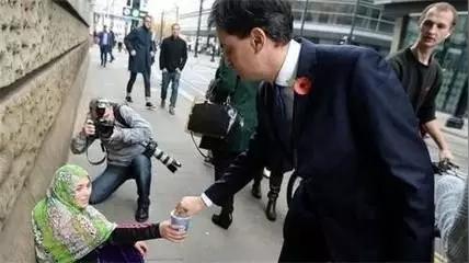 偷渡迪拜的川娃子，你知道乞讨1月挣47万是技术活吗丨附攻略