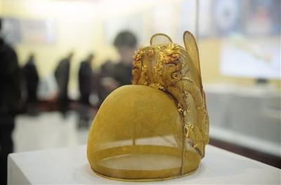在定陵出土文物展厅内展出的明朝万历皇帝皇冠,游客可以一睹定陵出土