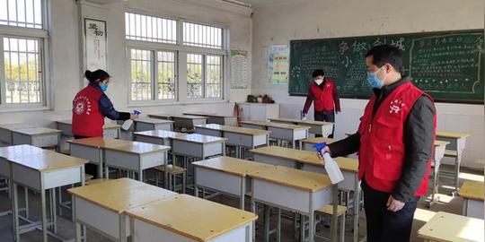 志愿者对教室进行消毒图片来源:创业路小学