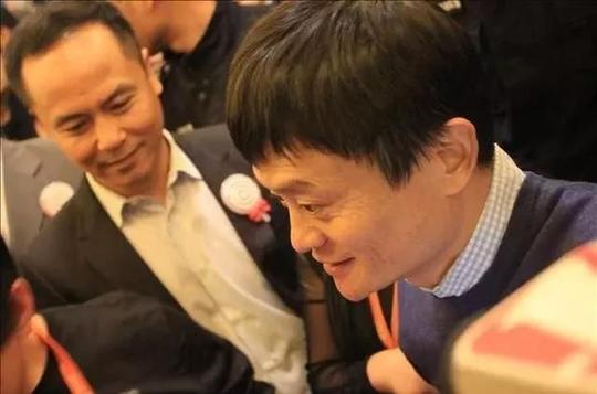 创业累到吐血差点死掉,在偶遇马云彻底改变人生,如今身家百亿