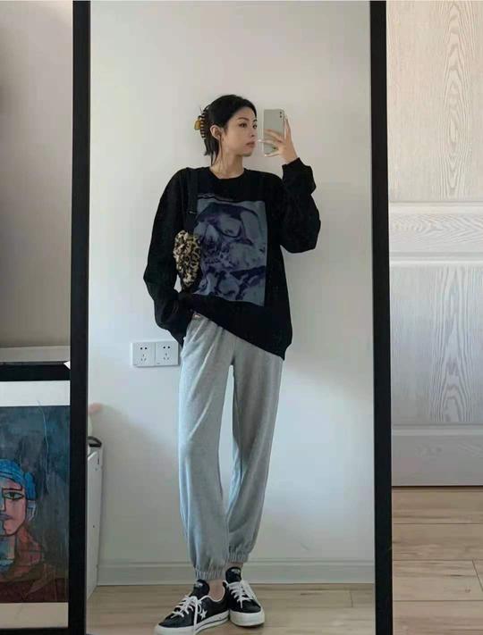 黑色卫衣灰色卫裤黑色帆布鞋