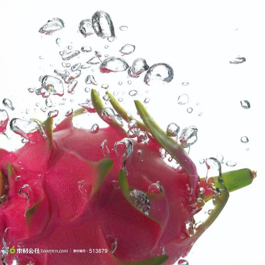 水中的火龙果素材