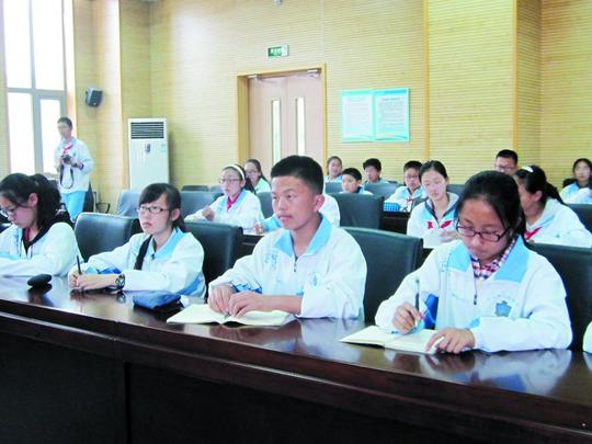 二实验学生民主参事会向学校提意见(图)