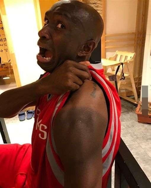 非洲黑人在&lt;/strong&gt;中国晒哭,中暑想回非洲