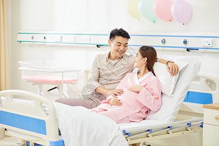 医院产房准爸爸感受宝宝胎动图片下载
