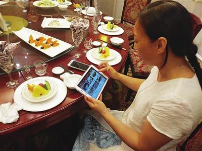 石锅小蘑菇,酸汤牛腩……"7月4日中午,位于北门街的嘉隆大酒店内生意