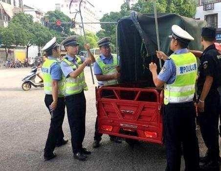 农村电动三轮车大整顿，农民叫苦不迭，专家的解释让农民无奈