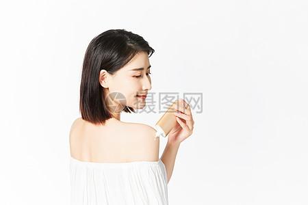年轻美女涂防晒图片下载