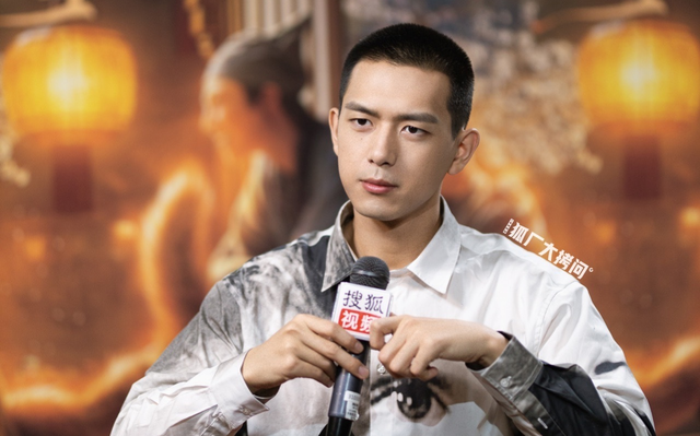 赤狐书生李现手上拿的什么
