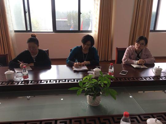 徐溜镇人大主席徐树成简要汇报了徐溜镇小微企业创业基地建设,下一步