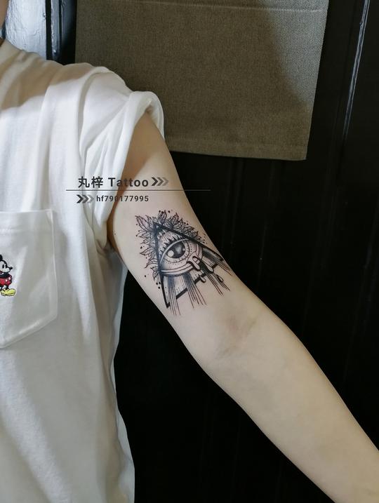 天眼黑灰上帝之眼纹身