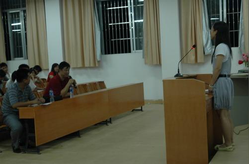 肖开宁院长在点评学生的创业方案