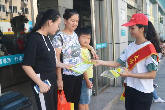 大学期间，为了生活费做“兼职”值得吗?老师:别让兼职毁了你