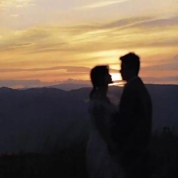 瑟瑟的情侣背景图