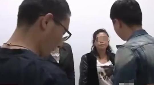 站街女当街拉客做生意，1次60元就能玩，女子:一天接客十几次